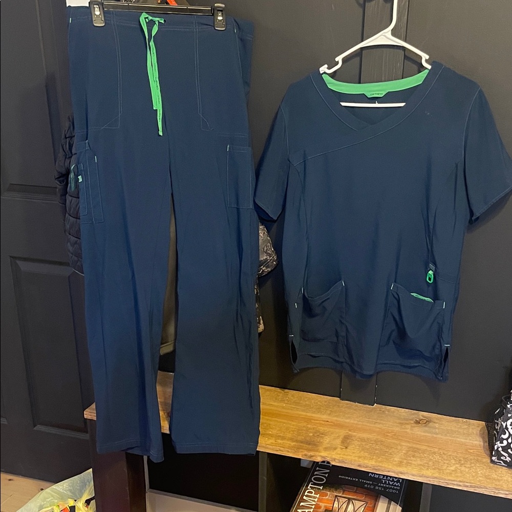 Carhartt Women's Navy and green scrubs